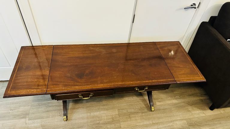 Extendable coffee table