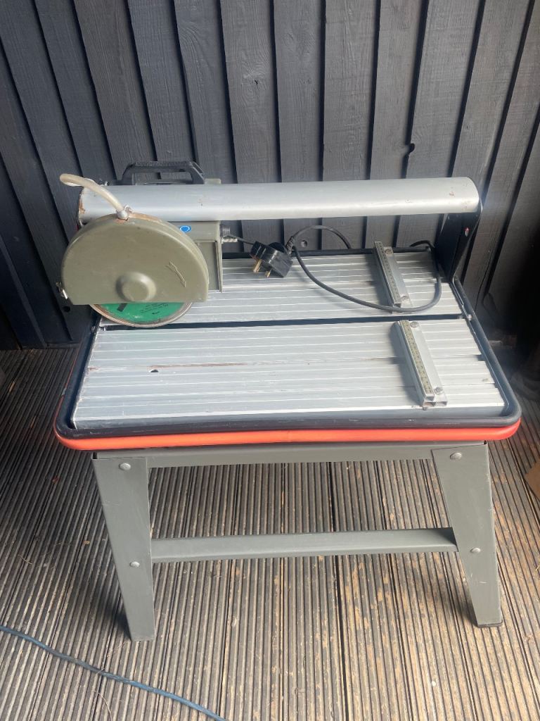Electric tile cutter