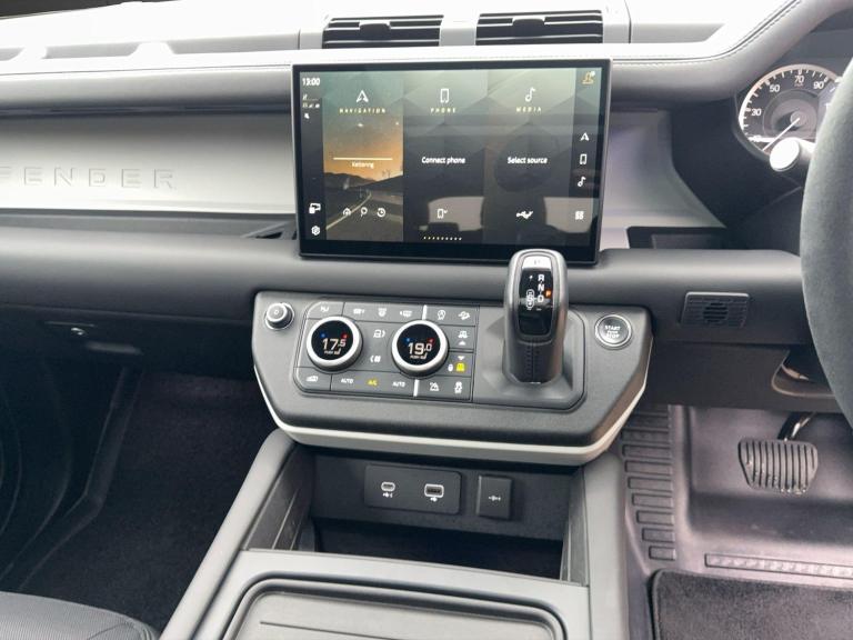  Land Rover Defender 110 3.0 D300 MHEV X-Dynamic HSE Auto 4WD Euro 6 (s/s) 5dr Diesel Automatic