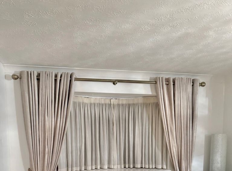 Extendable curtain pole for eyelet curtains 240cm Length and 3.5cm diameter