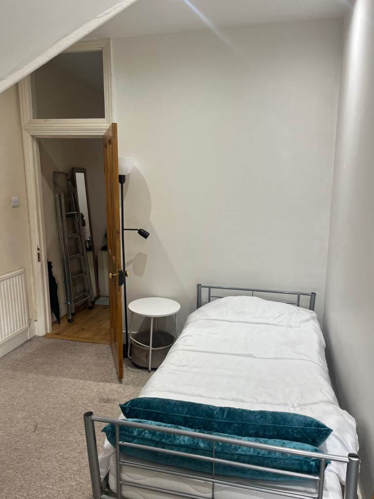 Room to rent in Twyford Avenue, Acton, W3