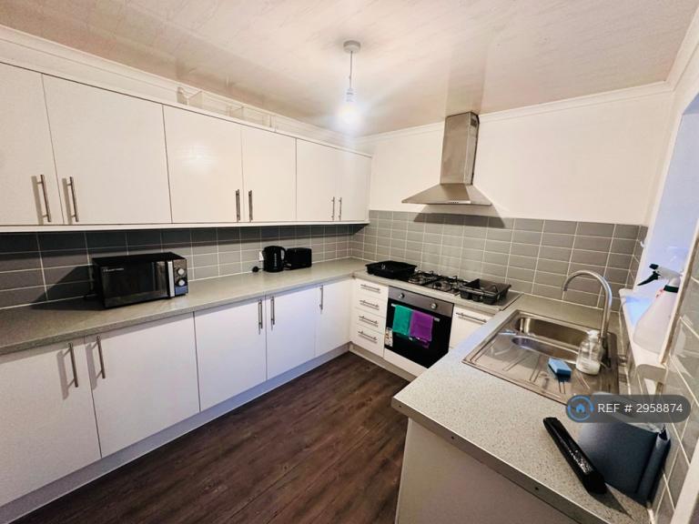 4 bedroom flat in Cecil St, Glasgow, G12 (4 bed) (#2958874)