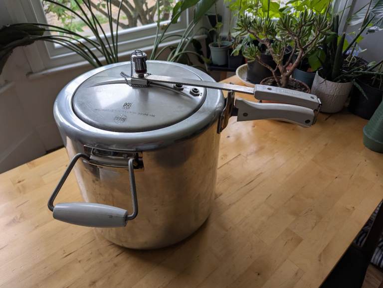 Hawkins bigboy pressure cooker 22L