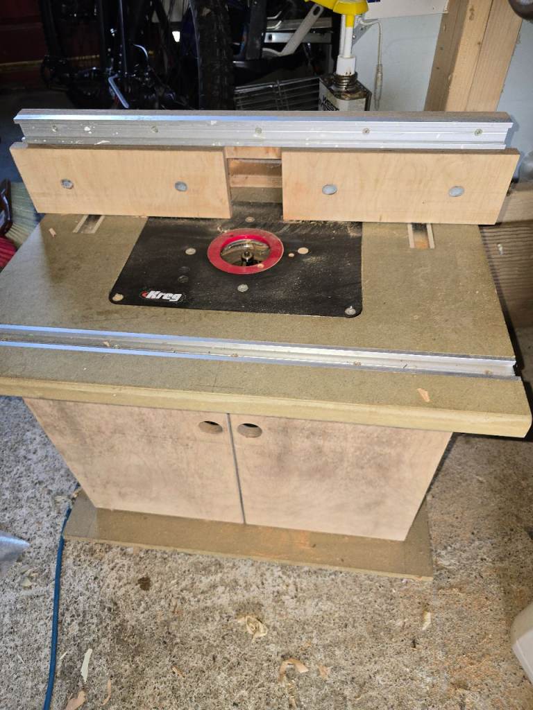 Router table with 1/2 " router