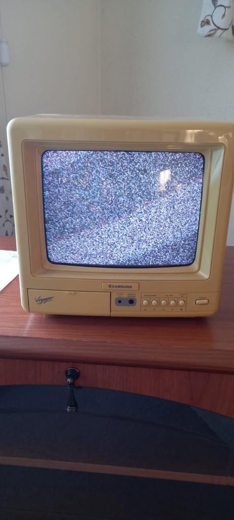 “Vintage Samsung Voyager 10” Colour CRT TV – Fully Working with Original Remote