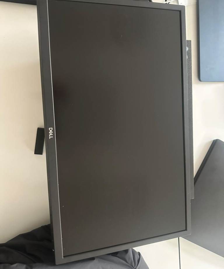 FREE 2x Dell SE2422HX 24 monitors - no stands