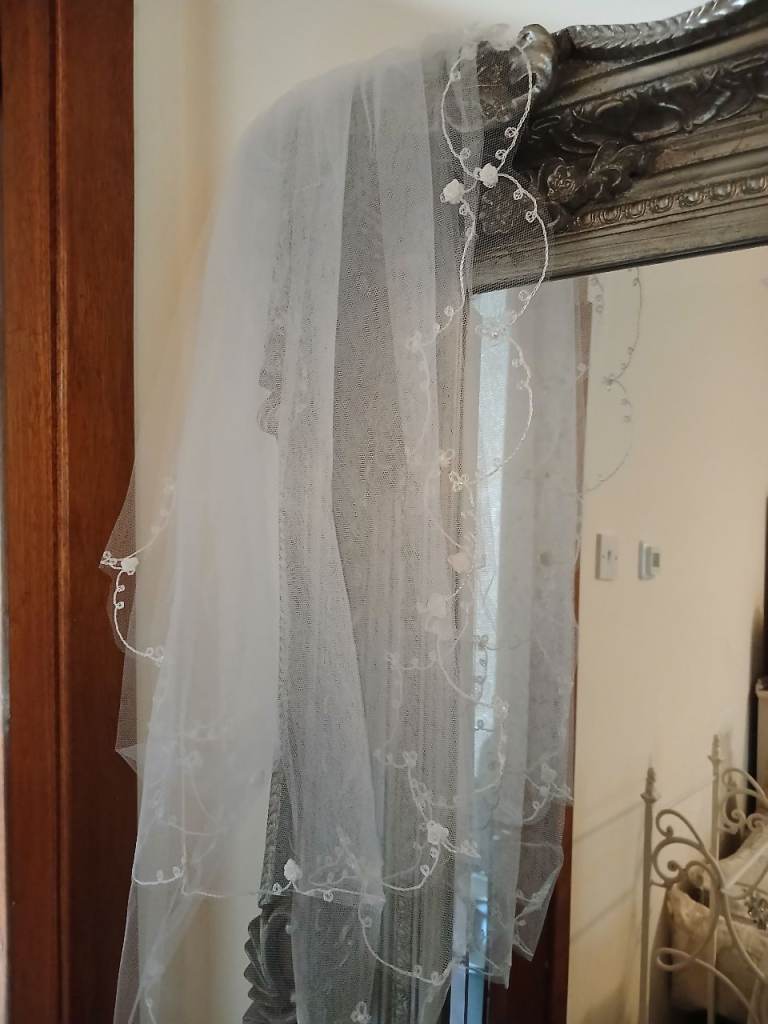 Beautiful White Wedding Veil with Floral Embroidery – Good Condition