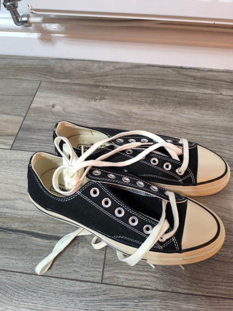 Converse shoes size 7 brand new 