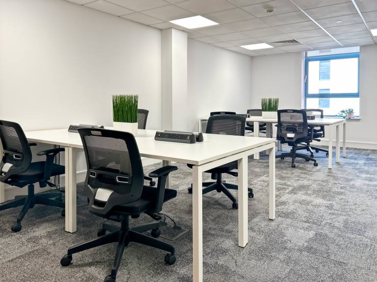 Southend-on-Sea - SS1 2JY \ Extra-Large Office with Space for Up to 15 Desks