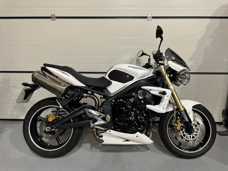 TRIUMPH STREET TRIPLE 675 2011 - ONLY 9109 MILES 