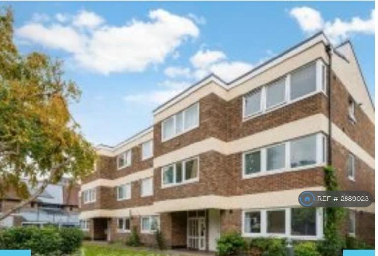 Studio flat in Clifton Road, London, SW19 (#2889023)
