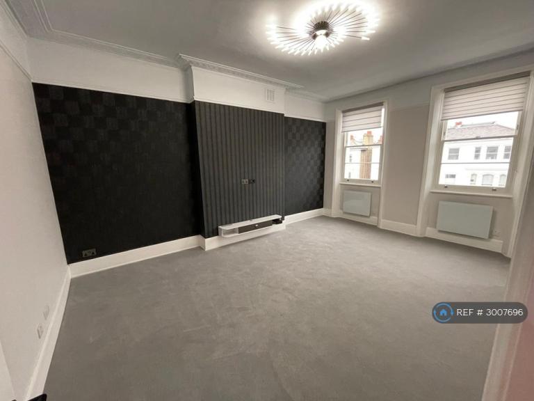 1 bedroom flat in Elgin Crescent, London, W11 (1 bed) (#3007696)