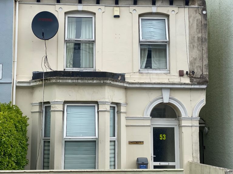 Large double room for single occupancy in Bayswater Road.