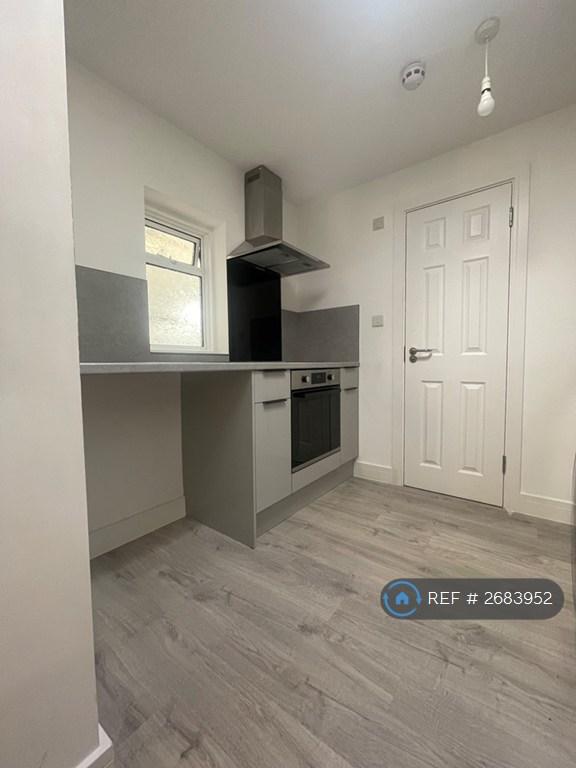 Studio flat in London, London, N18 (#2683952)