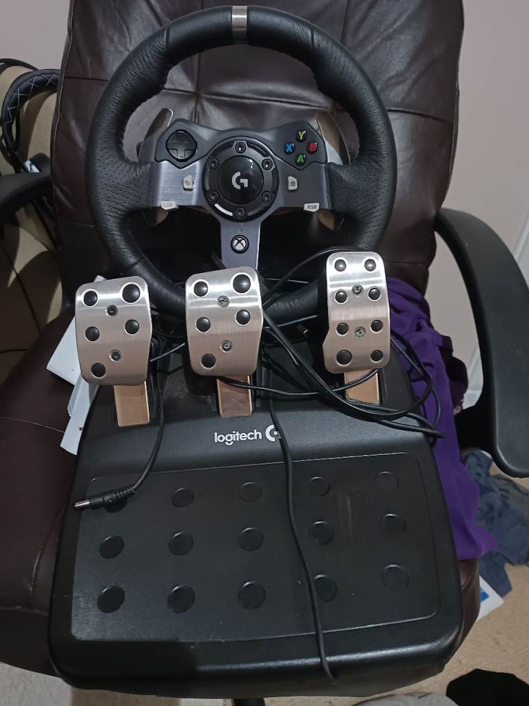 Logitech G920 gaming wheel and pedals