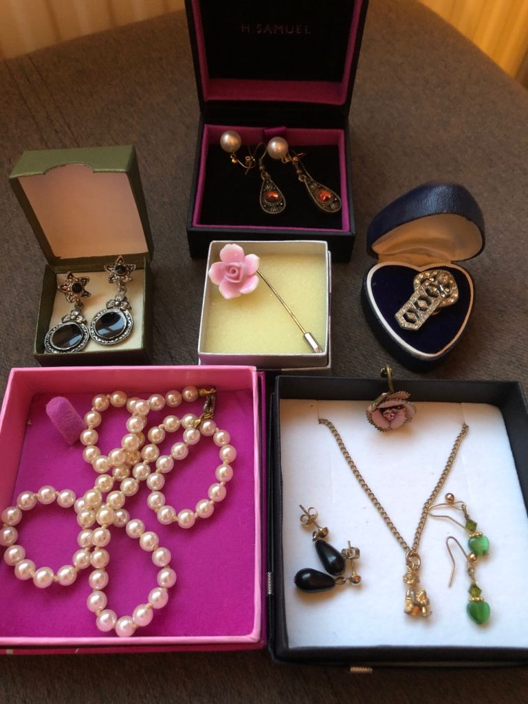 image for VINTAGE JEWELLERY COLLECTION 