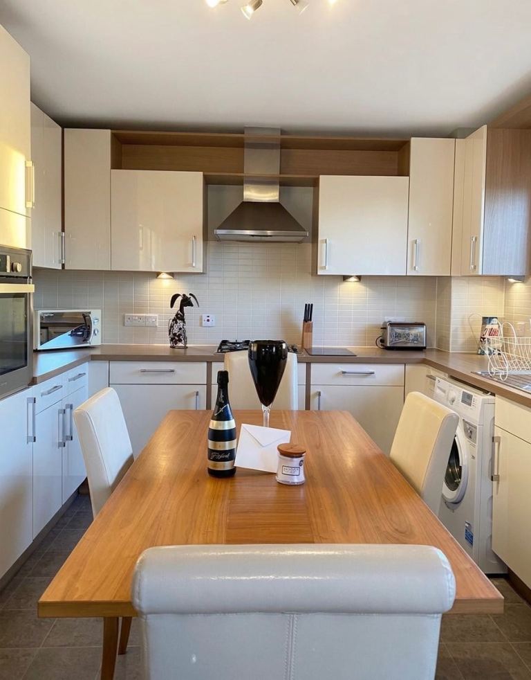 Contemporary 2 Bed/2 Bath Apartment | Lift, Parking, Bike shed | Near ARI | AB15 l £850 pcm