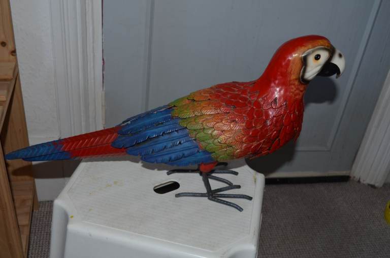 LOVELY LARGE 20" PARROT METAL LIGHT  SO REALISTIC 