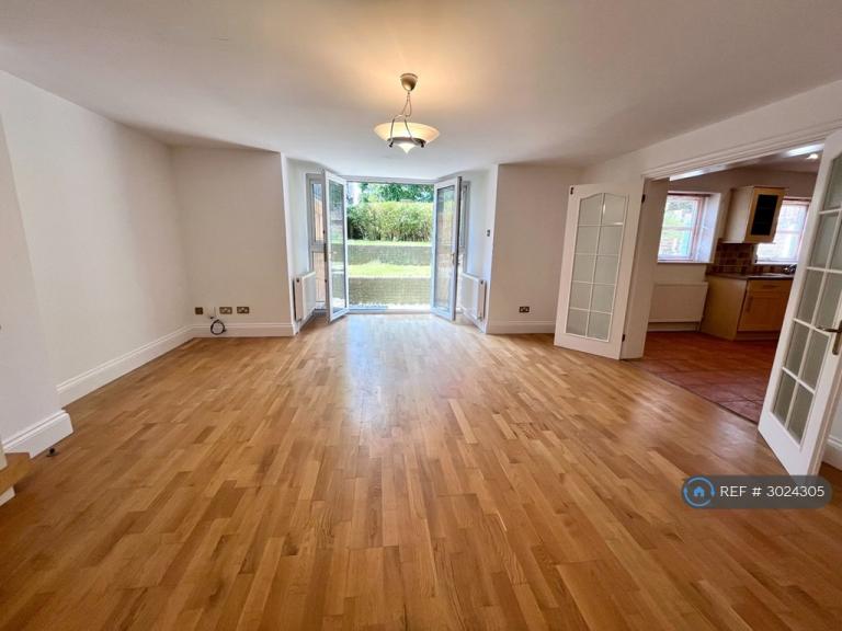 3 bedroom flat in Craneswater Apartments, Southsea, PO4 (3 bed) (#3024305)
