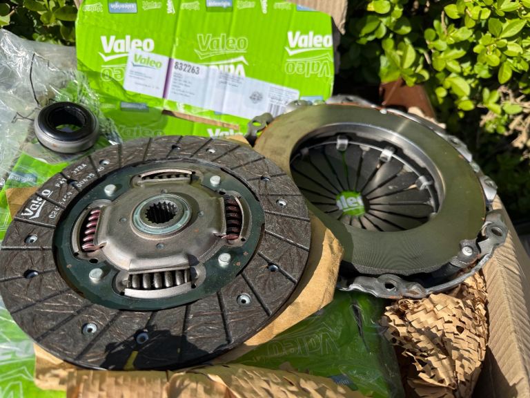 BRAND NEW QUALITY FULL 3 PEICE CLUTCH KIT MADE BY VALEO. FOR PEUGEOT/CITREON 832263.