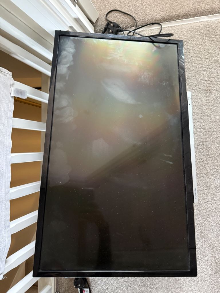 Toshiba TV in good working order with wall mount and remote
