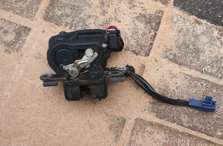 Toyota prius Tailgate boot lock