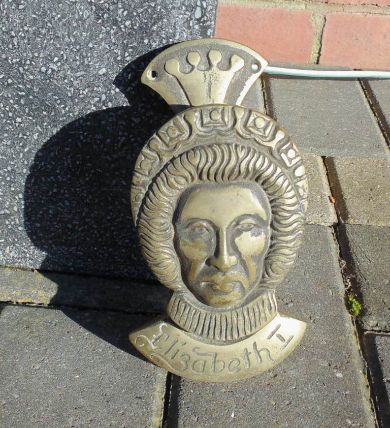 (1465) brass Elizabeth I door knocker (Pick up or post, Dy4 area)