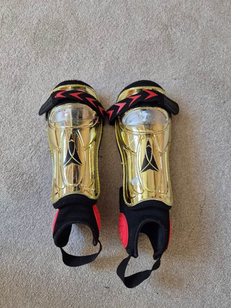 Shinguards by Sondico Size Men S. Gold, red and black