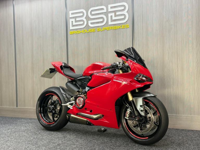 2015 15 Ducati 1299 Panigale V Twin Superbike - Stunning Condition + Akrapovic +