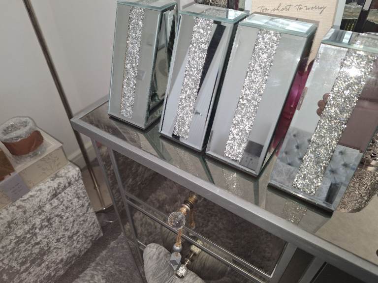 4 mirrored bookends/accessories 
