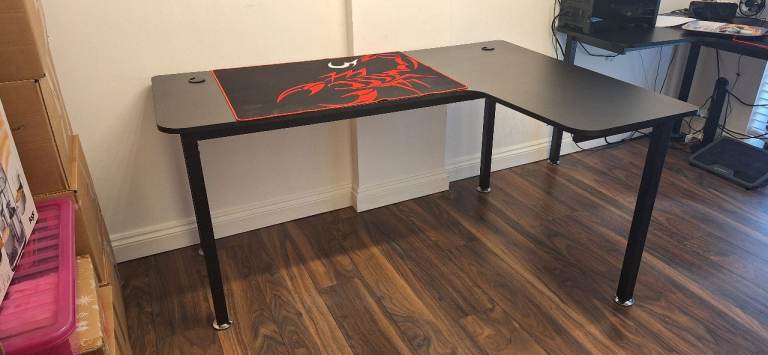 EUREKA L Shaped (R) Gaming Computer Desk 155cm with Mouse Pad & Cable Management