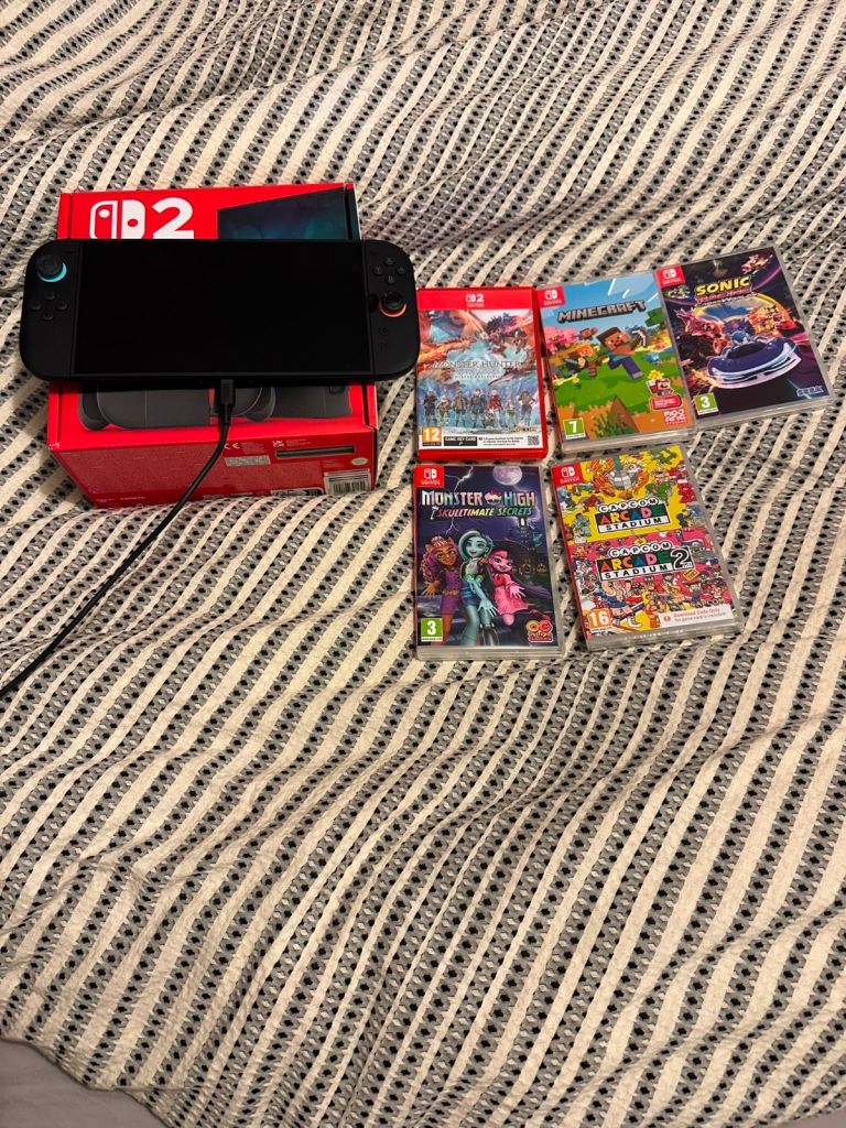 Nintendo Switch OLED with 6 Games – Excellent Condition
