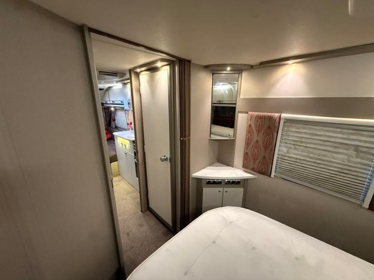 2015 STERLING ECCLES SE SAPPHIRE - 4 BERTH CARAVAN 