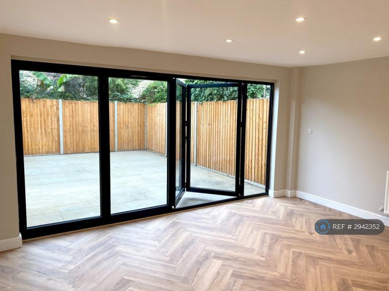 3 bedroom house in Dunston Road, London, SW11 (3 bed) (#2942352)