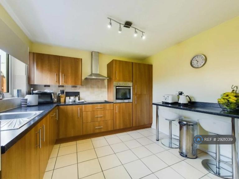 3 bedroom house in Brent Path, Aylesbury, HP21 (3 bed) (#2921039)