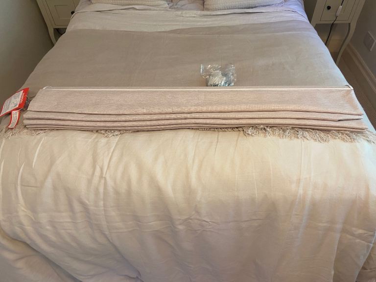 Beautiful NEW pair of blinds2go cavendish warm blush Roman blinds with fixings 