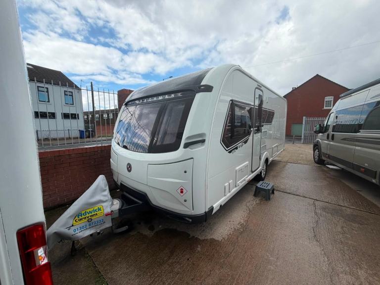 Coachman VIP 575 Transverse Island Bed Full Rear Bathroom