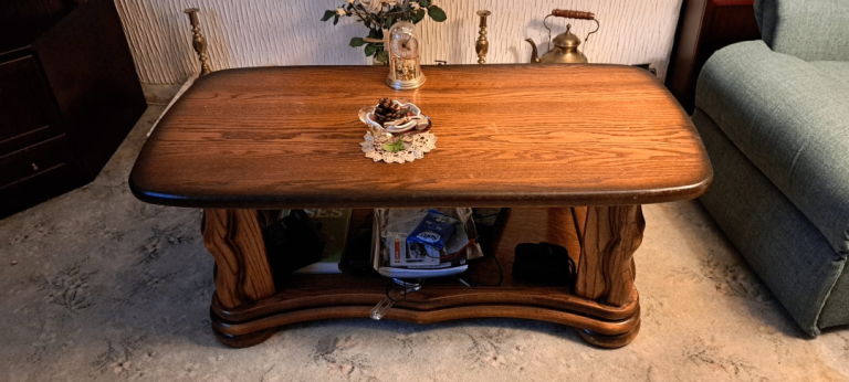 Vintage solid oak coffee table in the dutch/belgian style - very good condition.