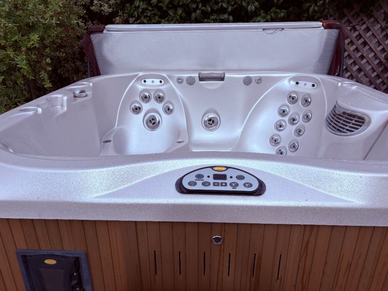JACUZZI J-335 HOT TUB