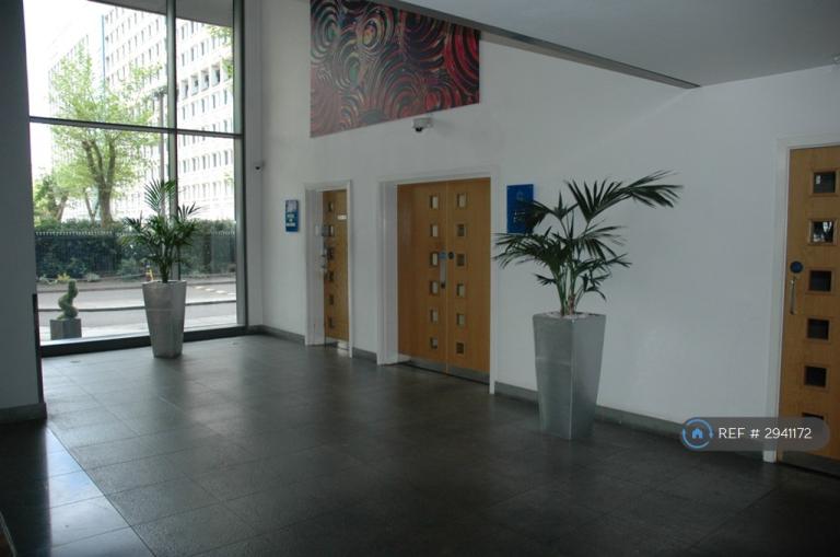 2 bedroom flat in Centenary Plaza, Birmingham, B1 (2 bed) (#2941172)