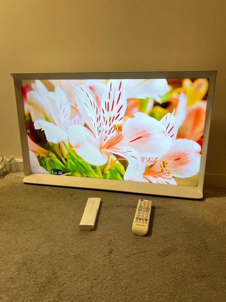 32 Inches Samsung The Serif QLED Smart HDR WI-FI TV 