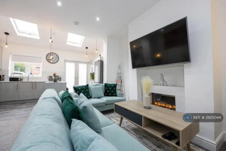 4 bedroom house in Kingswood Road, Manchester, M14 (4 bed) (#2925044)
