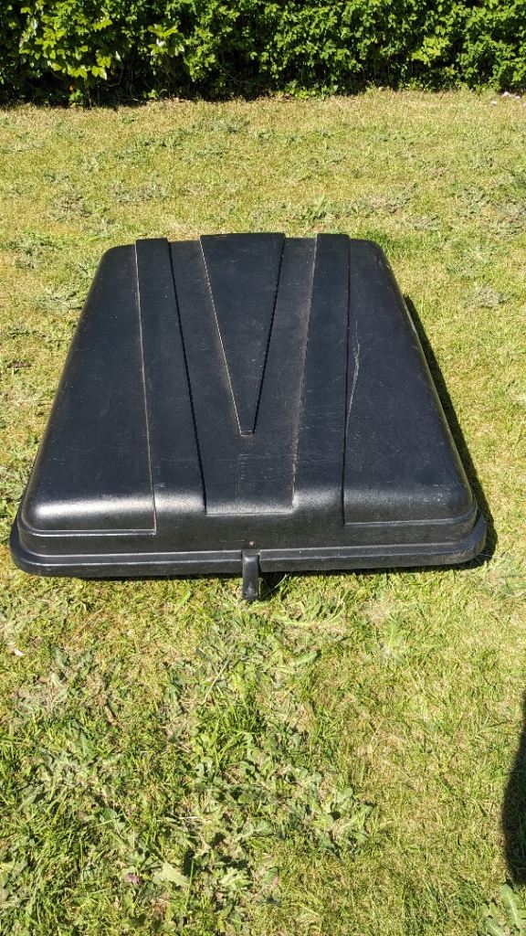 Car roof box