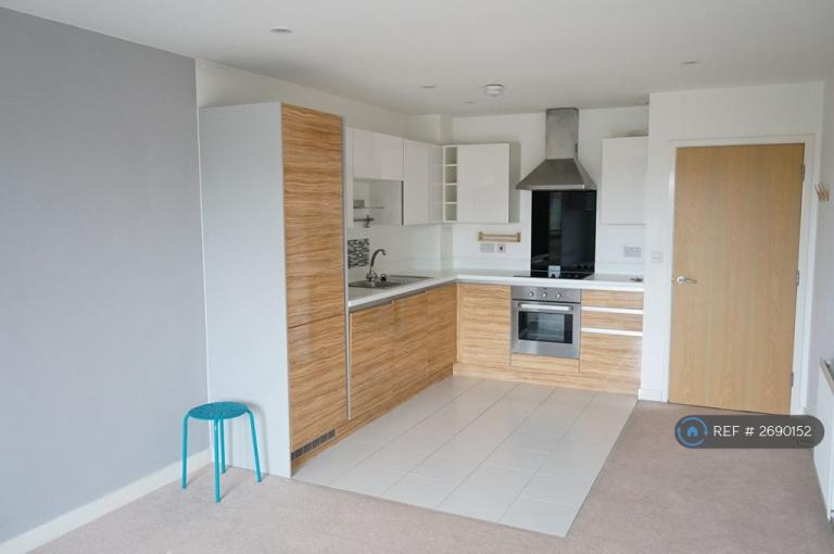 2 bedroom flat in Verona House, Mitcham, CR4 (2 bed) (#2690152)