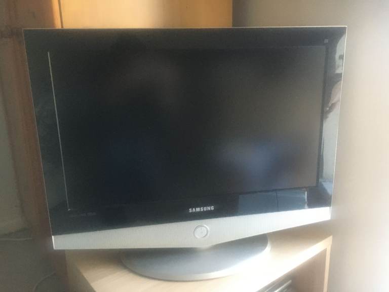 Samsung 26 inch HD Flat screen LCD TV LE26R41BDS – Black with silver & grey trim