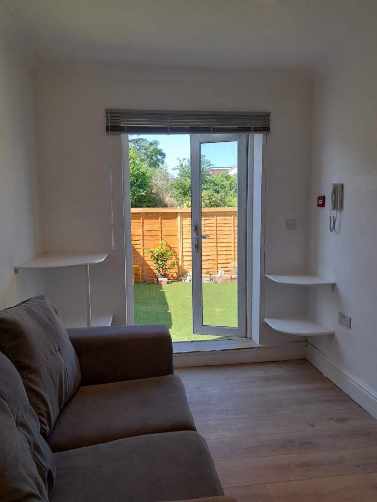 DSS 1BED GR FL FLAT+PRIV GARDEN OK SINGLE PARENT&CHILD 10 MIN WHITTON B.R. THEN 30 MIN WATERLOO