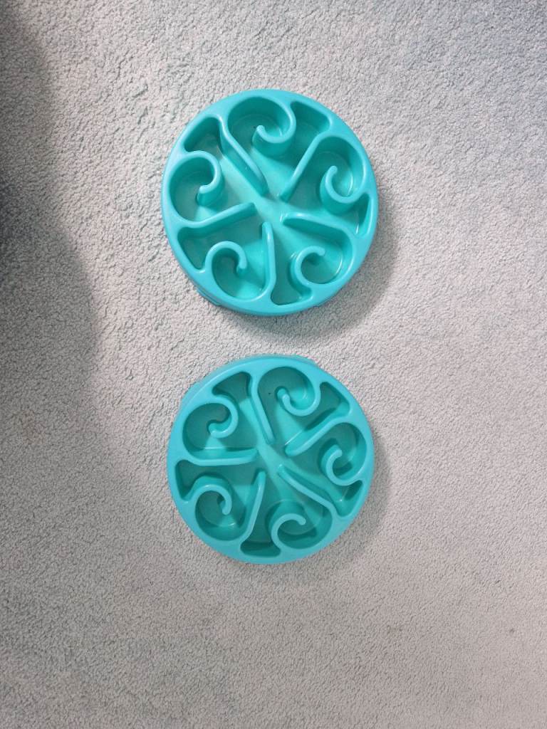 2 slow feeder bowls 