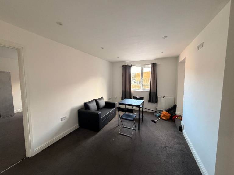 1 and 2 bedroom Flats, close to Town, ng7  