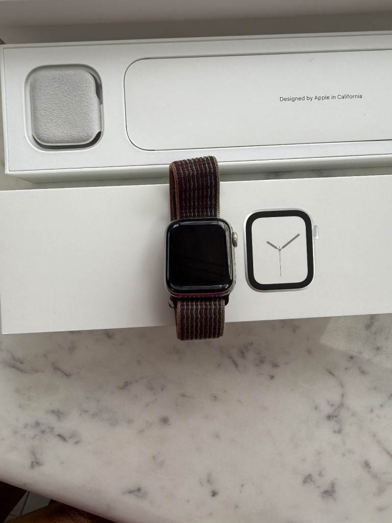 Apple Watch Series 4 40mm Silver Aluminium with Strap & Box