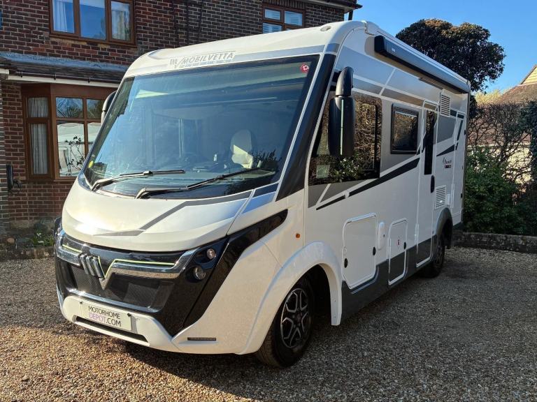 Mobilvetta K Yacht 59 A Class Auto 3 Berth 4 Belt 7k Miles Solar 5G Garage
